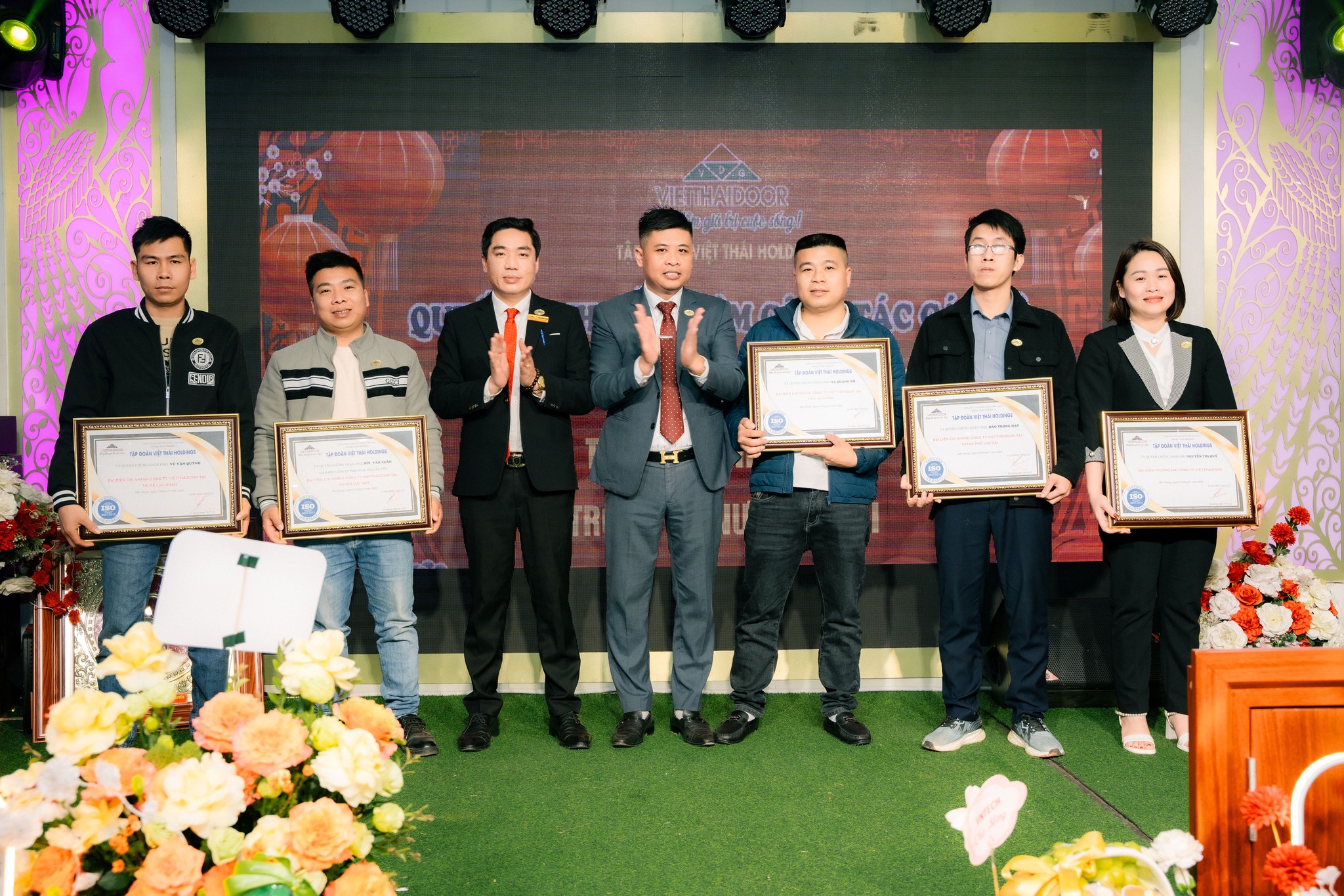 Tuyển đại lý cửa thép vân gỗ tại Điện Biên - Việt Thái Door