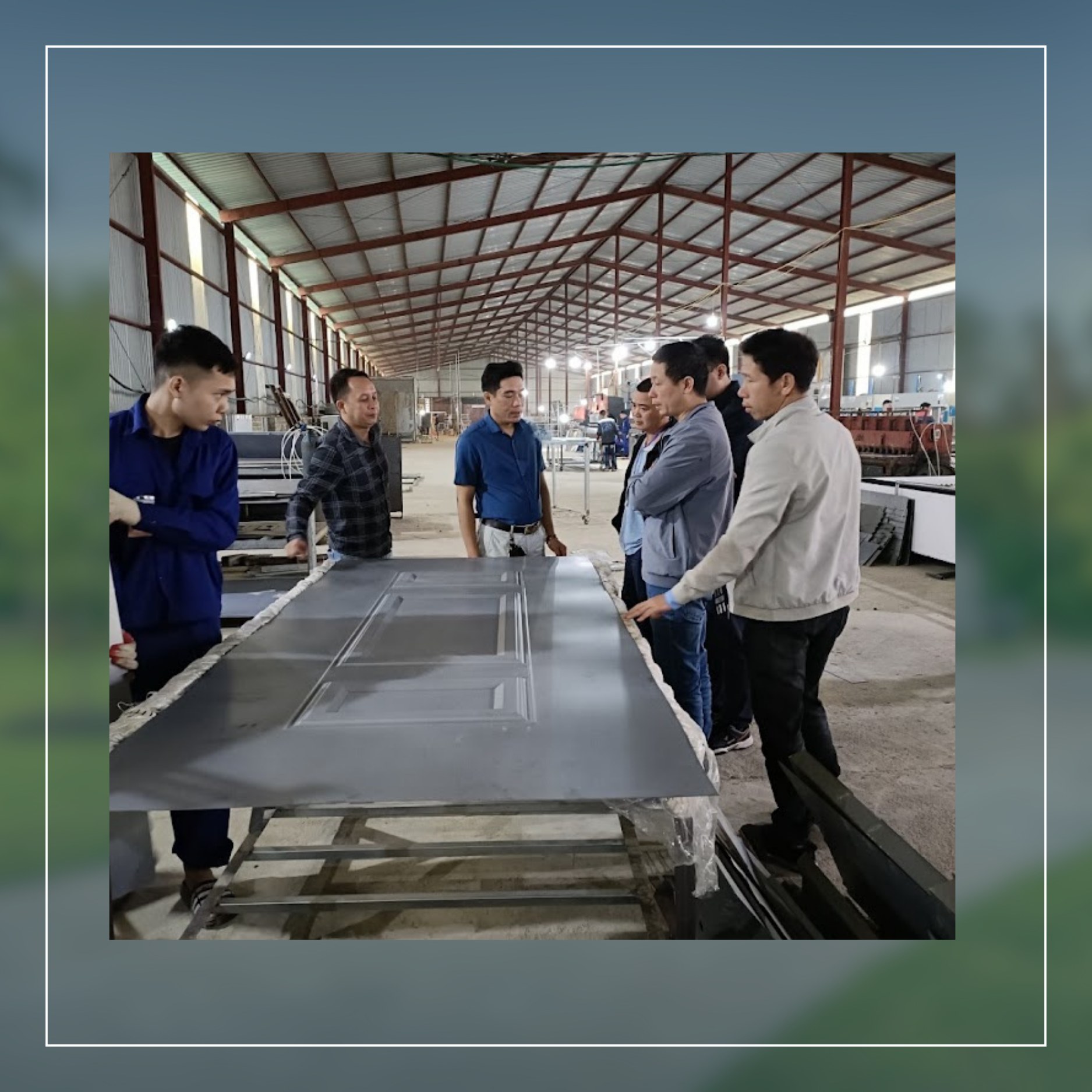 Gia công thương hiệu riêng cửa thép vân gỗ: Hướng đầu tư bền vững